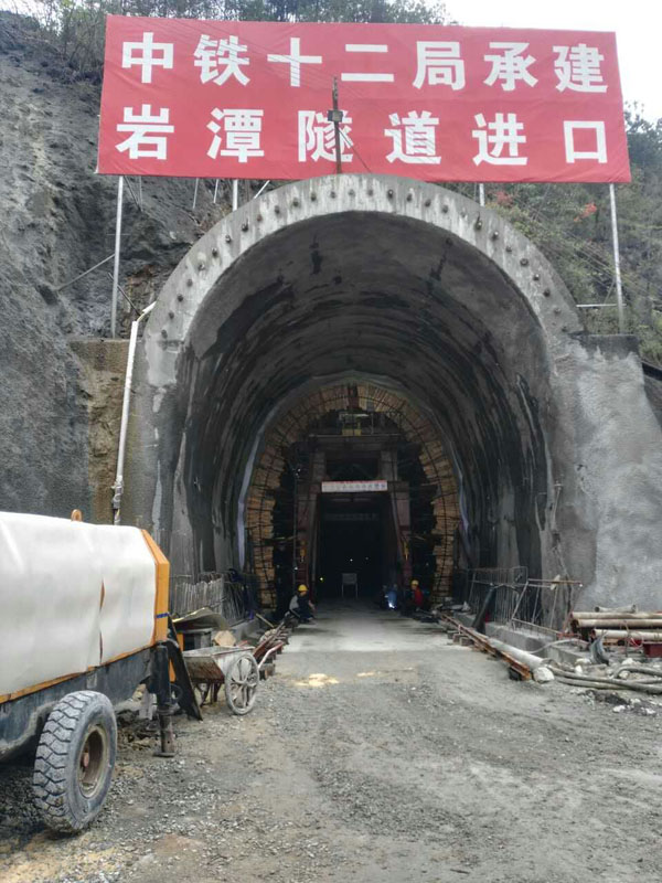 公司臺車，中鐵十二局巖潭鐵路隧道項目工地